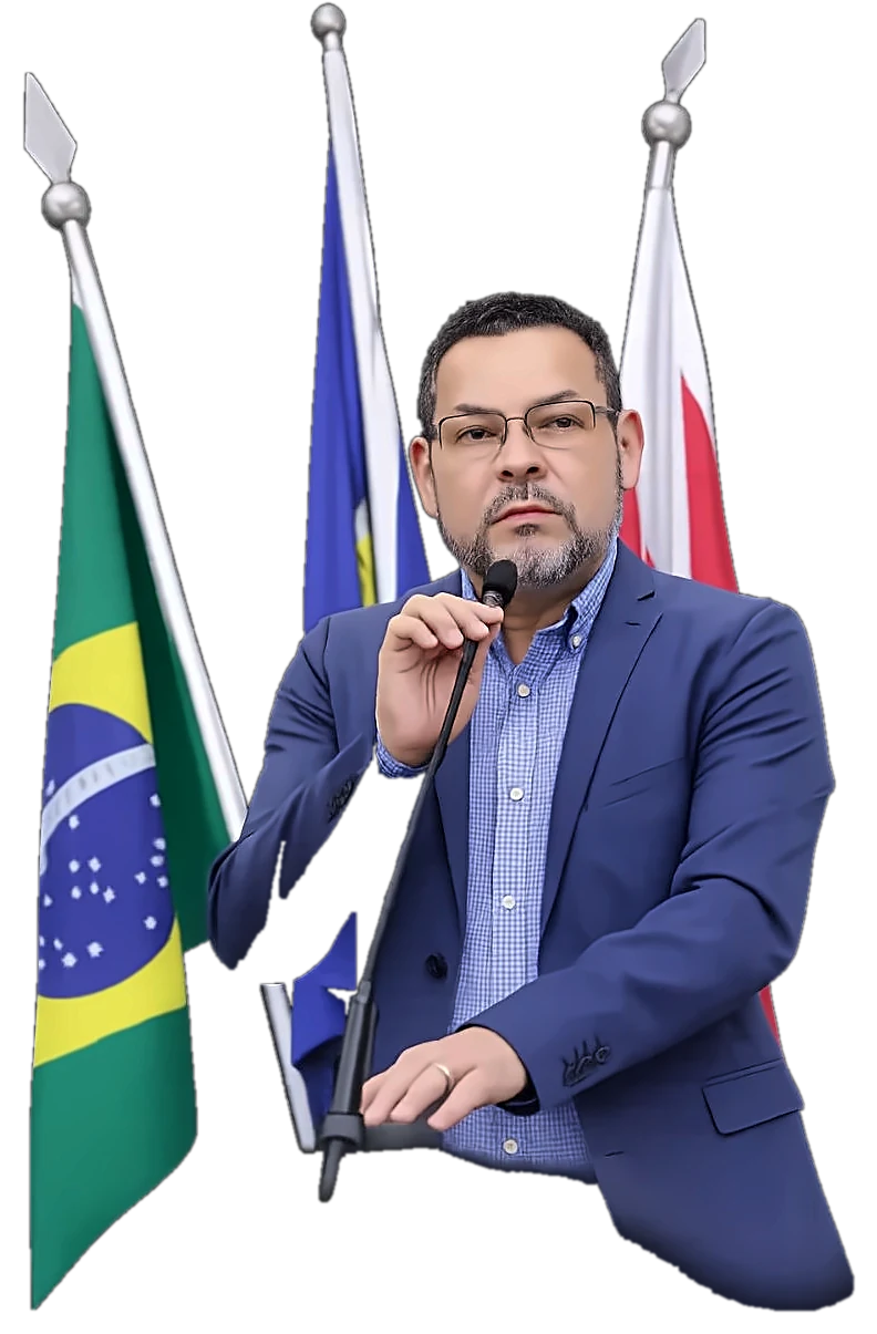 Mauro Freitas discursando ao microfone, com as bandeiras do Brasil, do Pará e de Belém ao fundo